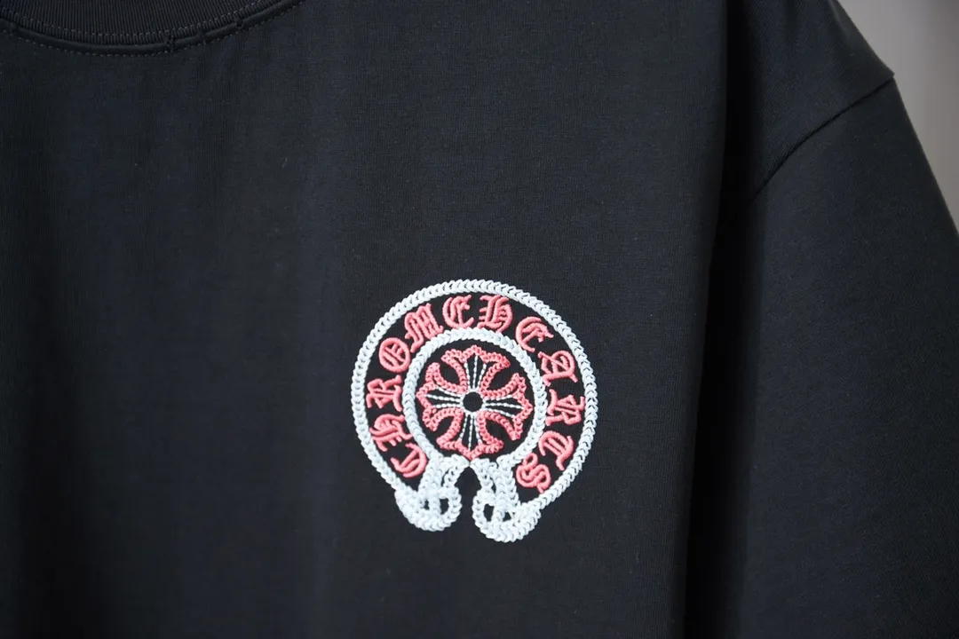 🅿️200 Ch*ome Hearte 25SS Early Spring New Style Embroidered Crow Heart Short Sleeves Light Luxury Essential Item for Daily Commuting for Men and Women Correct Version Welcome to Compare Detailed Features · 320g 100% pure cotton double yarn jersey fabric · Custom dyed in the same vat, special thickened 32 pieces double-strand 1X1 thread · Imported Tajima machine hollow embroidery ➕ tatami embroidered Crow Heart letters · Garment washing➕Tear on collar, cuffs, hem · Double-needle stitching across seams · Original main mark, washed tag, branded moisture-proof paper packaging Color: Black/White Size: S/M/L/XL
